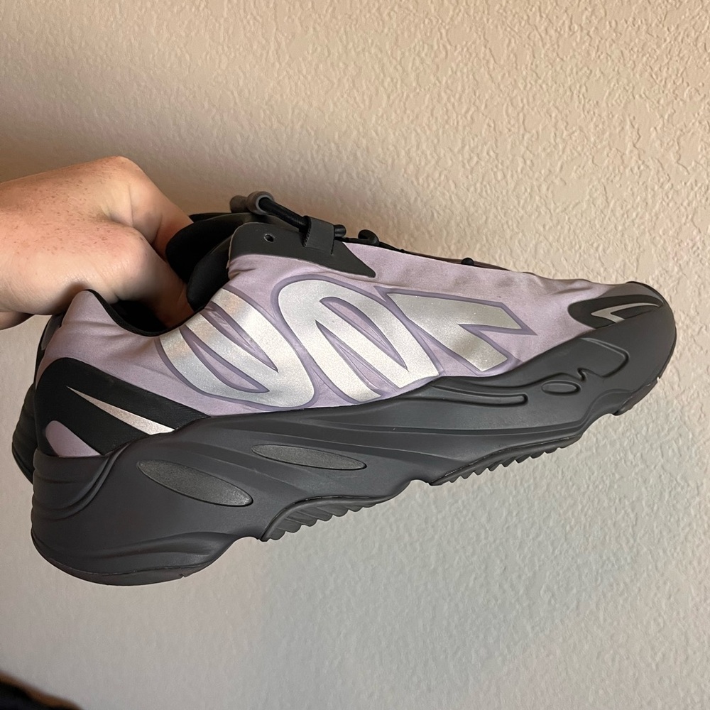 Adidas Yeezy 700